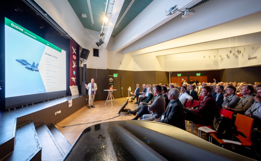 Teemu Seppälä kertoo DEFINE hankkeesta yleisölle auditoriossa